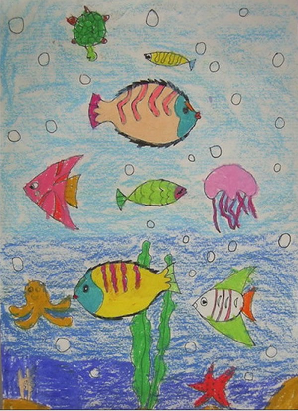 美丽的海底世界儿童画蜡笔画作品 - 海底的小鱼